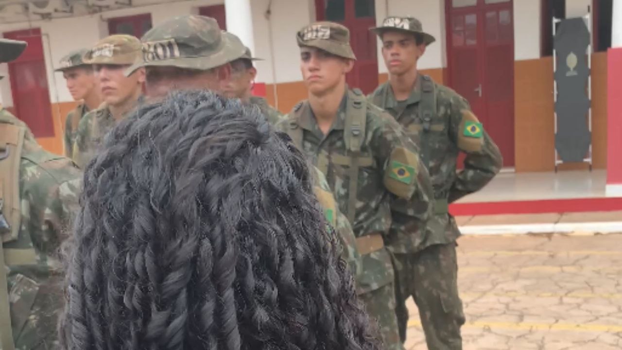 Soldier Returns to Wife After Black Beret Training