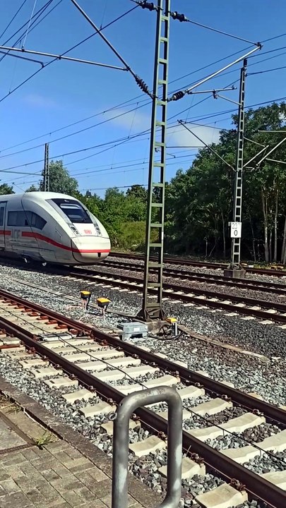 Ein ICE fahrt durch den Bahnhof Büchen