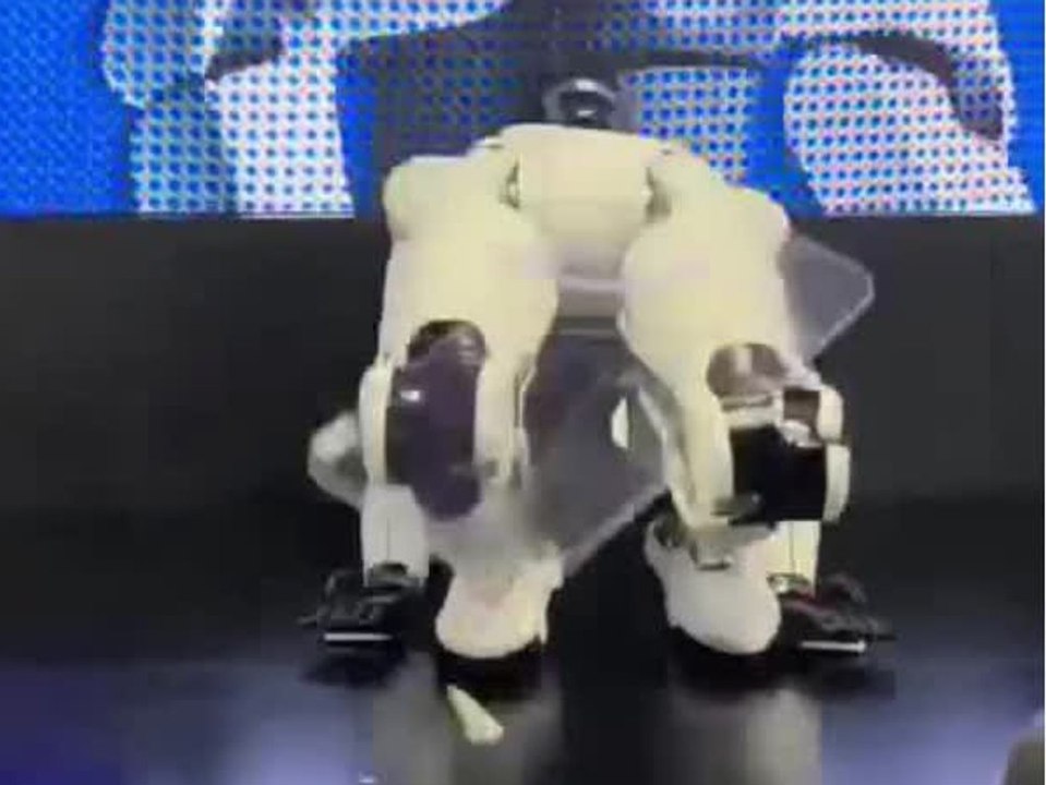 Clip geht viral: Roboter bricht auf der Bühne zusammen