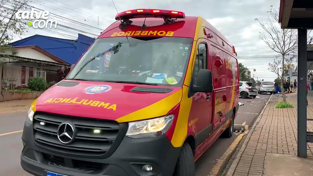 Motorista embriagada atropela idoso e bate em carro estacionado no Bairro Floresta