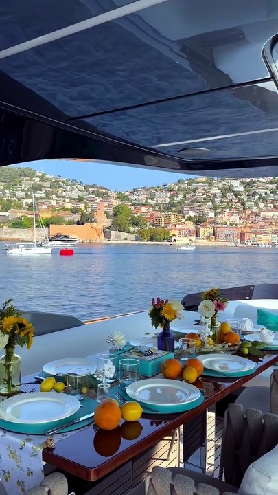 Anniversaire de Claude Deschamps sur un yacht - déjeuner ©Instagram - Mathilde Capp