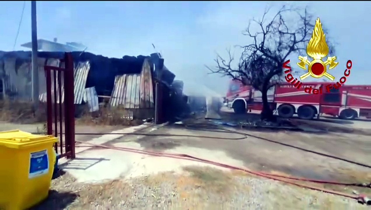 Incendio in un'azienda nella zona Margherita di Crotone, evacuate alcune abitazioni per precauzione