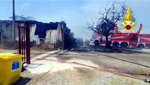 Incendio in un'azienda nella zona Margherita di Crotone, evacuate alcune abitazioni per precauzione
