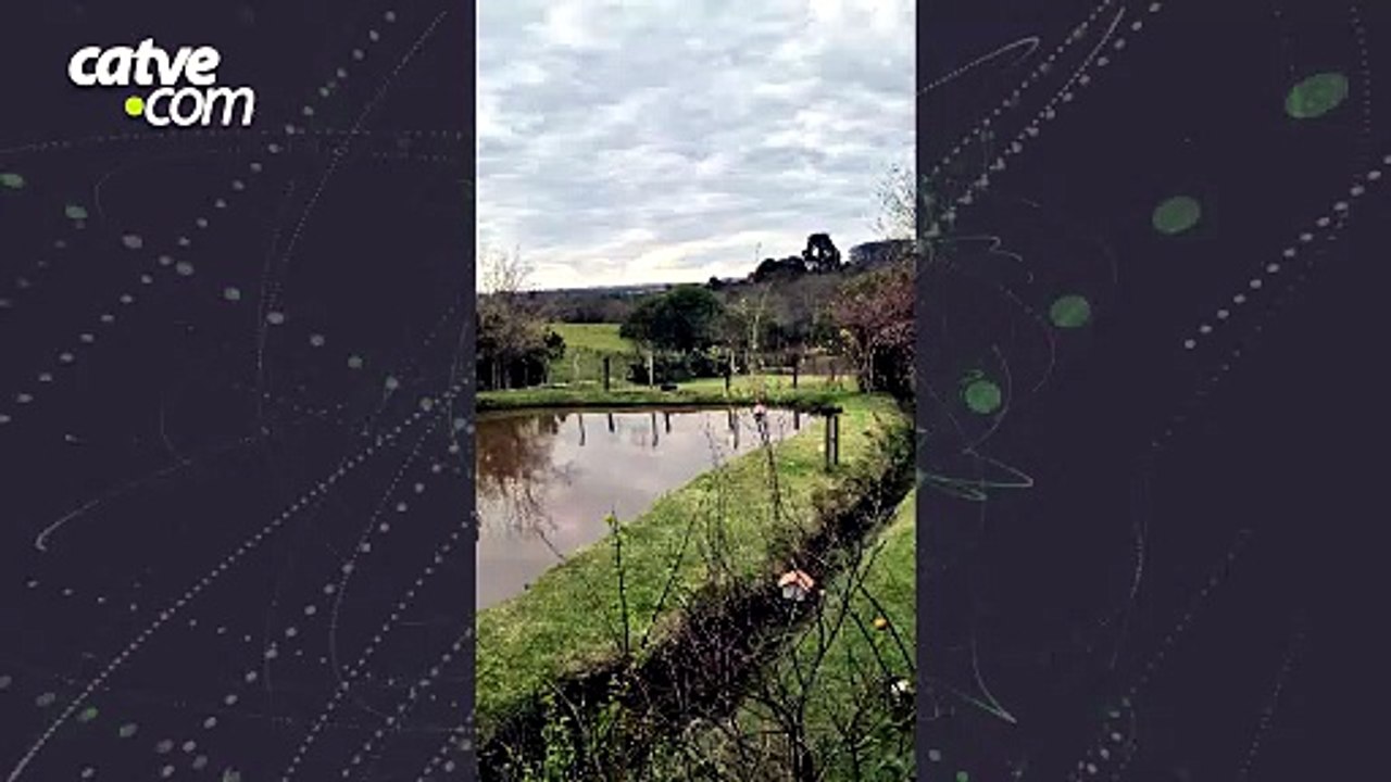 Corsa cai em barranco na Estrada Rio da Paz, em Cascavel