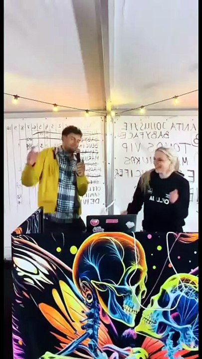 Ofelija and Miroslavas sing