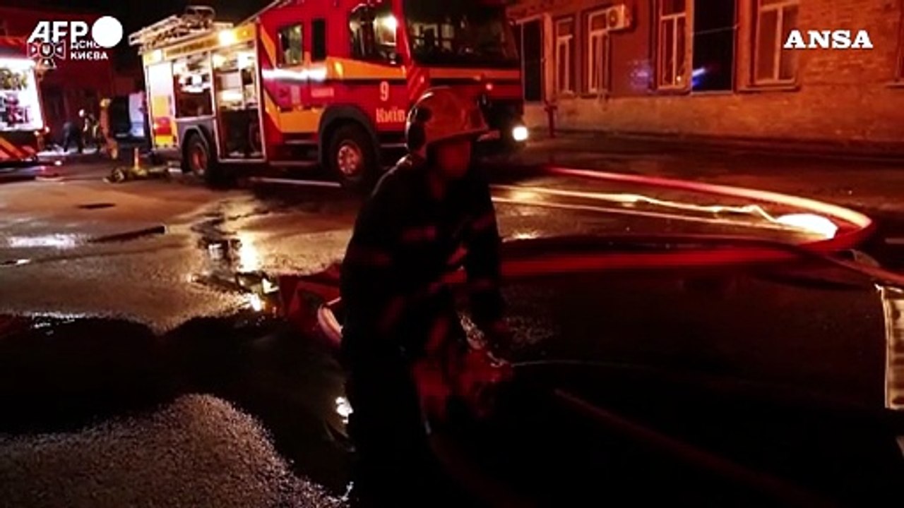 Raid notturno su Kiev, incendi in tre quartieri