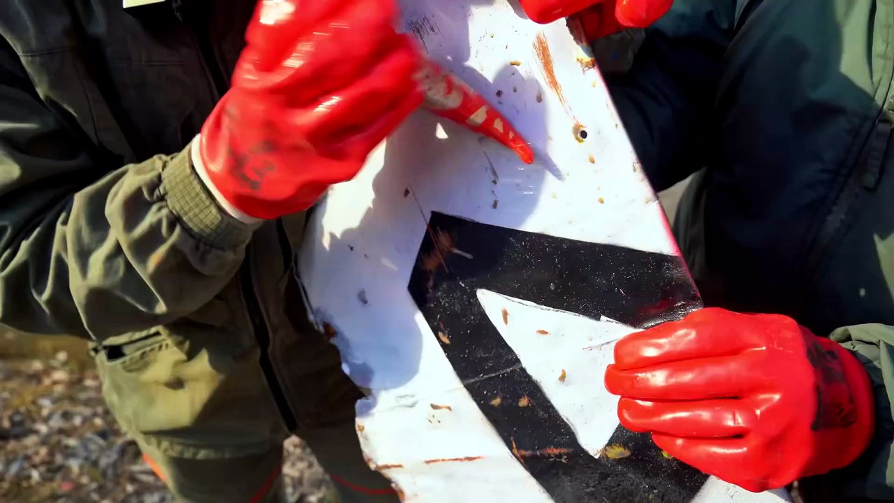 ¡Increíbles hallazgos escalofriantes en pesca con imán donde se hundió un AVIÓN DEVORADOR!