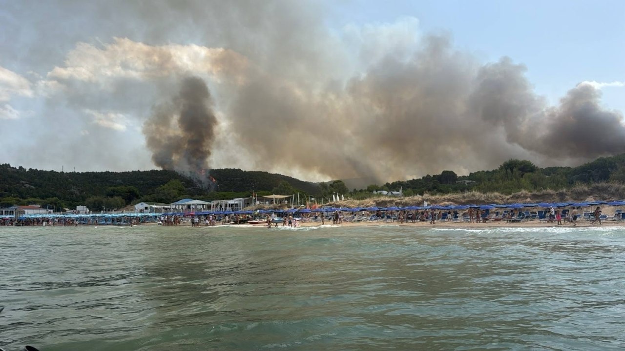 Incendi: rogo sul Gargano, turisti evacuati da villaggi turistici