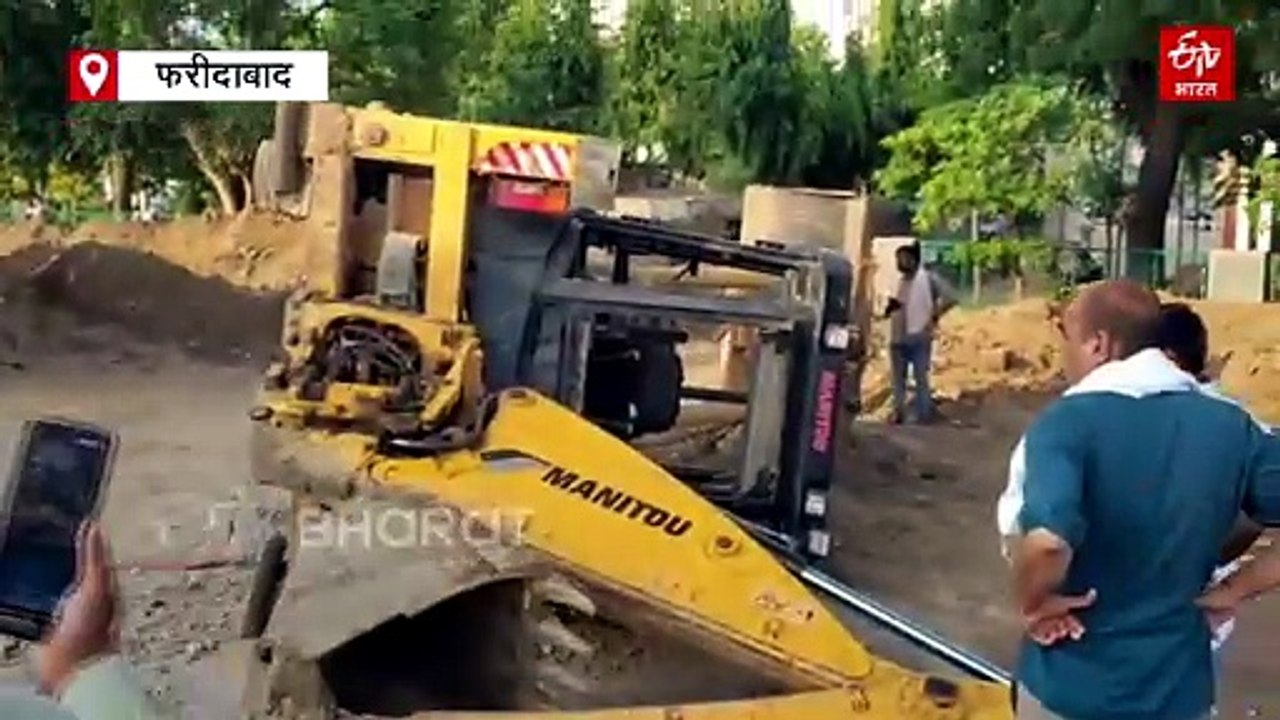 फरीदाबाद में सीवर की खुदाई के दौरान मिट्टी धंसन...