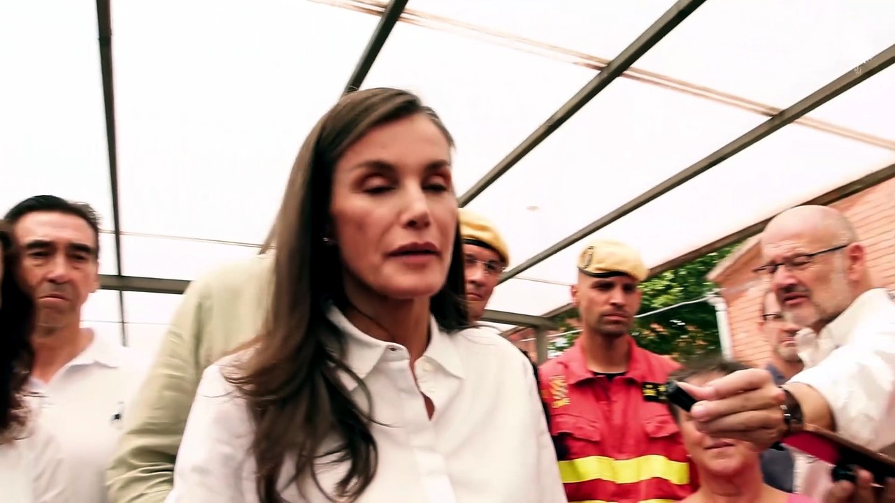 La Reina Letizia, al visitar a los afectados por los incendios: “Hay que escuchar con atención a los vecinos, la tristeza que describen, es importante”