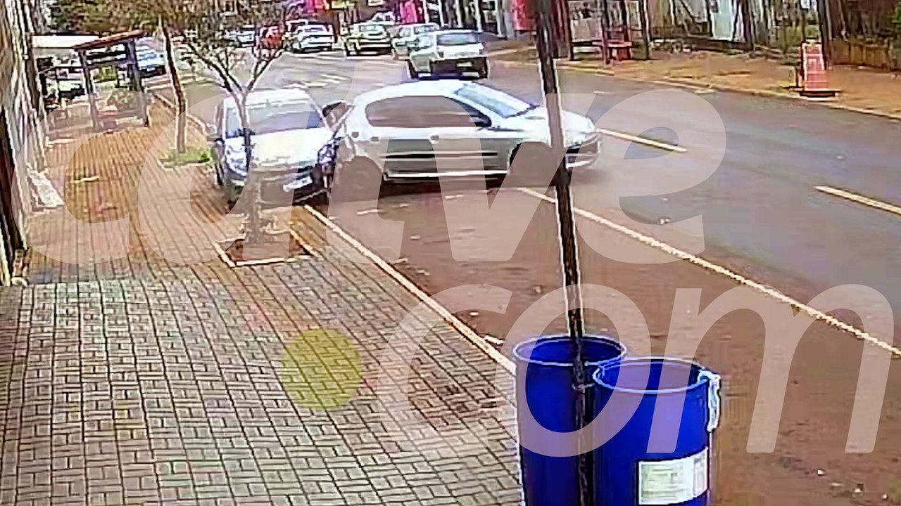 Câmera registra momento em que motorista embriagada atropela idoso em Cascavel