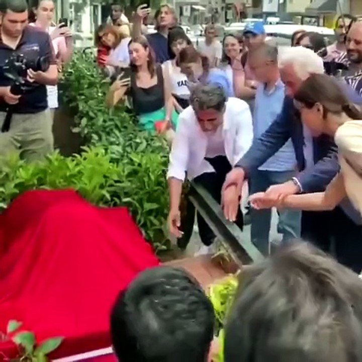 CHP'li Şişli Belediyesi'nden "dev proje"! Mama kabı heykeliyle açılış yaptılar!
