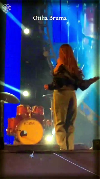 Otilia Performing "Bilionera" Live in Lahore!