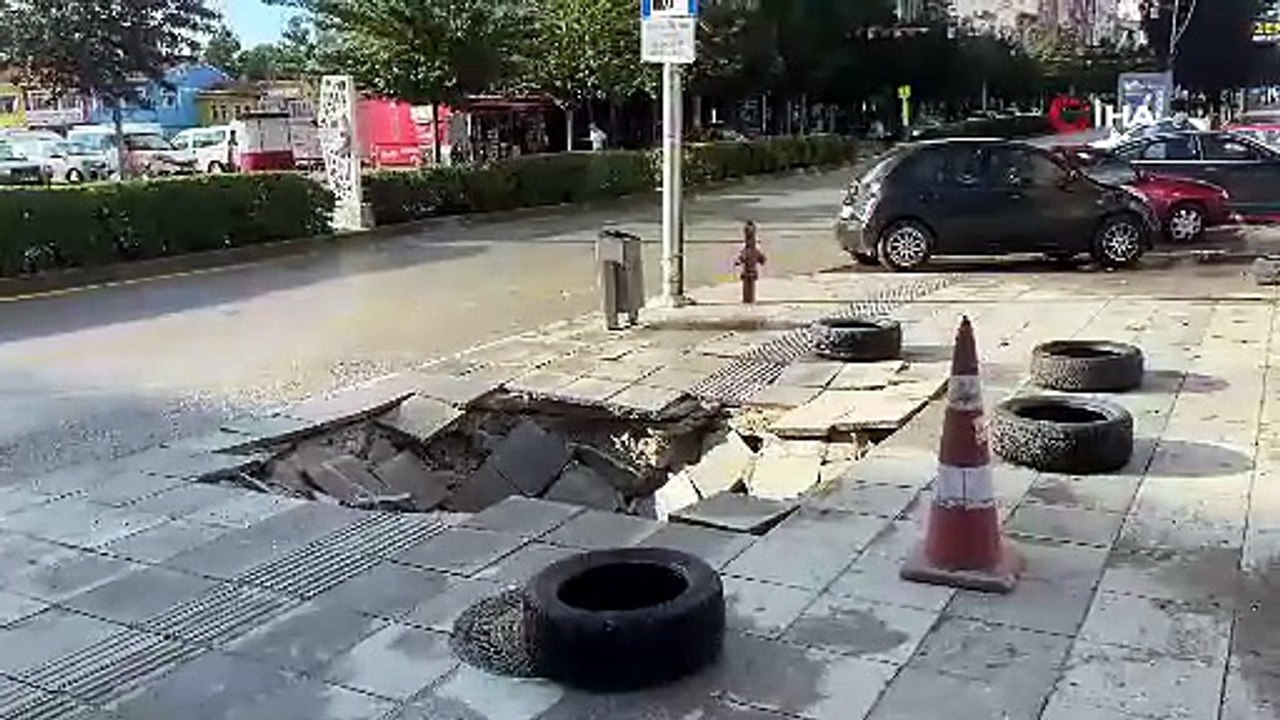 Çorum’da sağanak yağış sonrası kaldırım çöktü