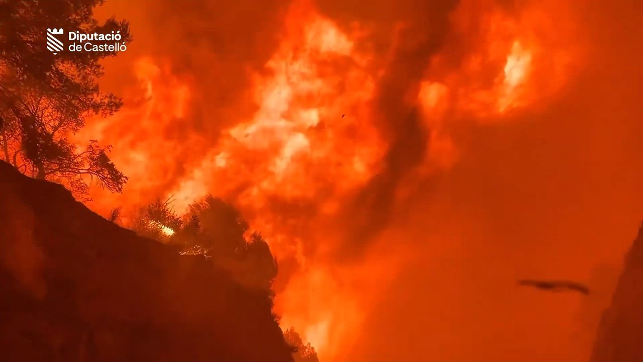 Da auténtico miedo: impactantes imágenes de lo bomberos trabajando en el incendio de La Vall D'Uixó