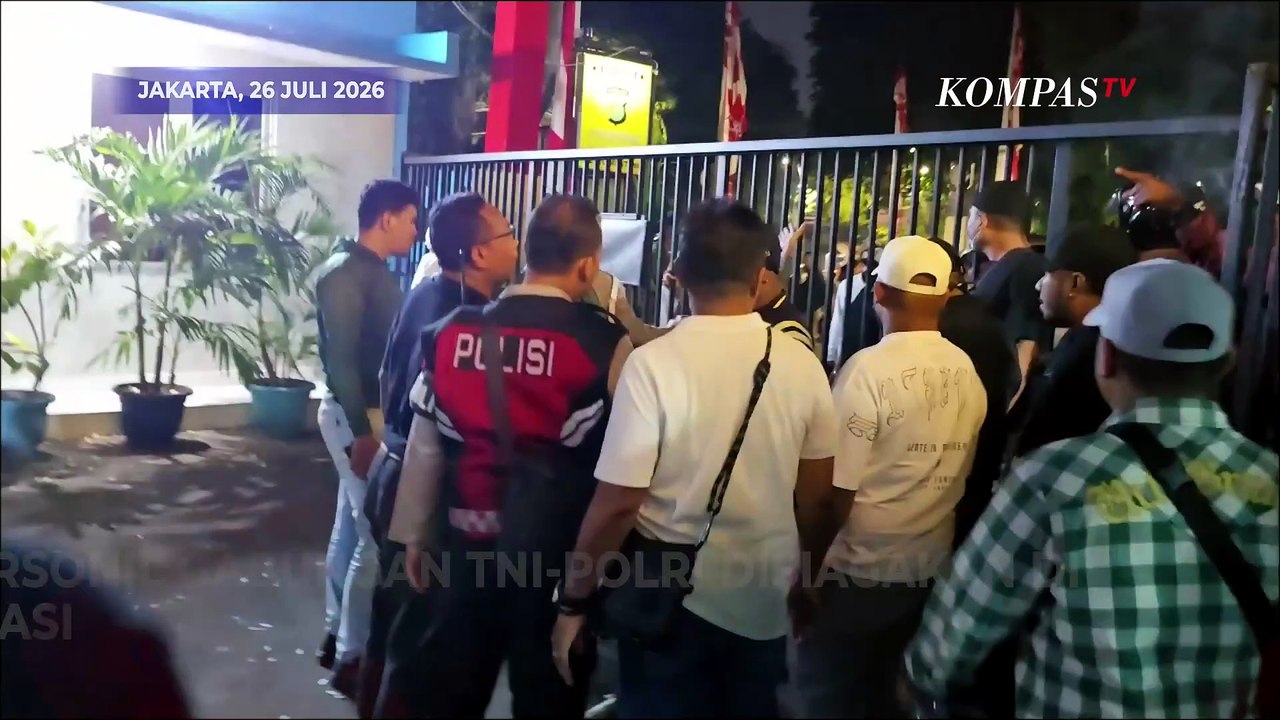 Tegang! Massa Geruduk Polsek Metro Menteng Pascabentrokan Maut di Jalan Tambak
