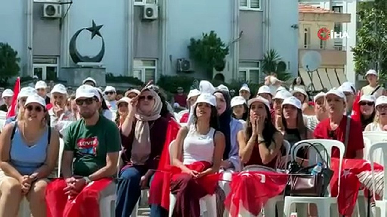 Bahçelievler’de A Milli Kadın Voleybol Takımı’nın zaferi dev ekranda izlendi | Ajansspor | IHA