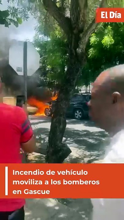 Usuarios reportan incendio de vehículo en Gascue