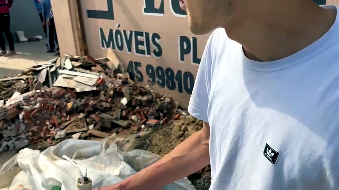 "Quebramos um pau no lombo dele. Levou sorte da polícia chegar antes", afirma morador que amarrou 'ladrão'