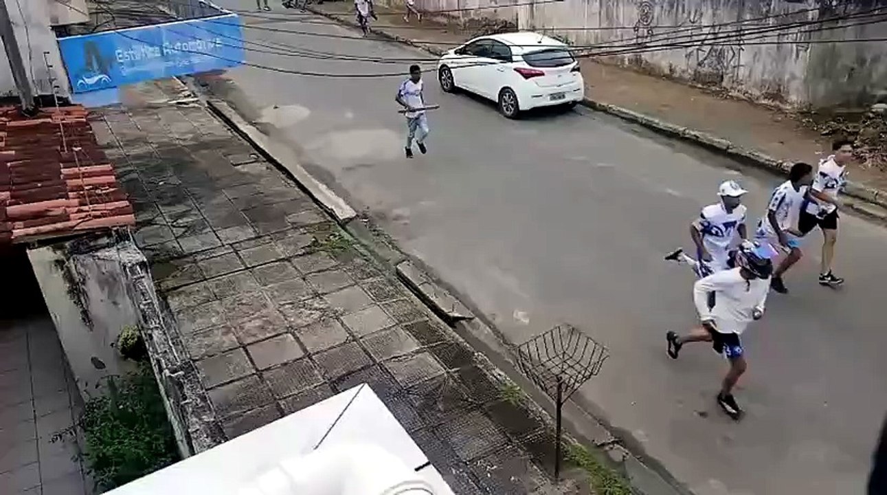 Vídeo mostra homem desacordado sendo espancado por torcida organizada do CSA