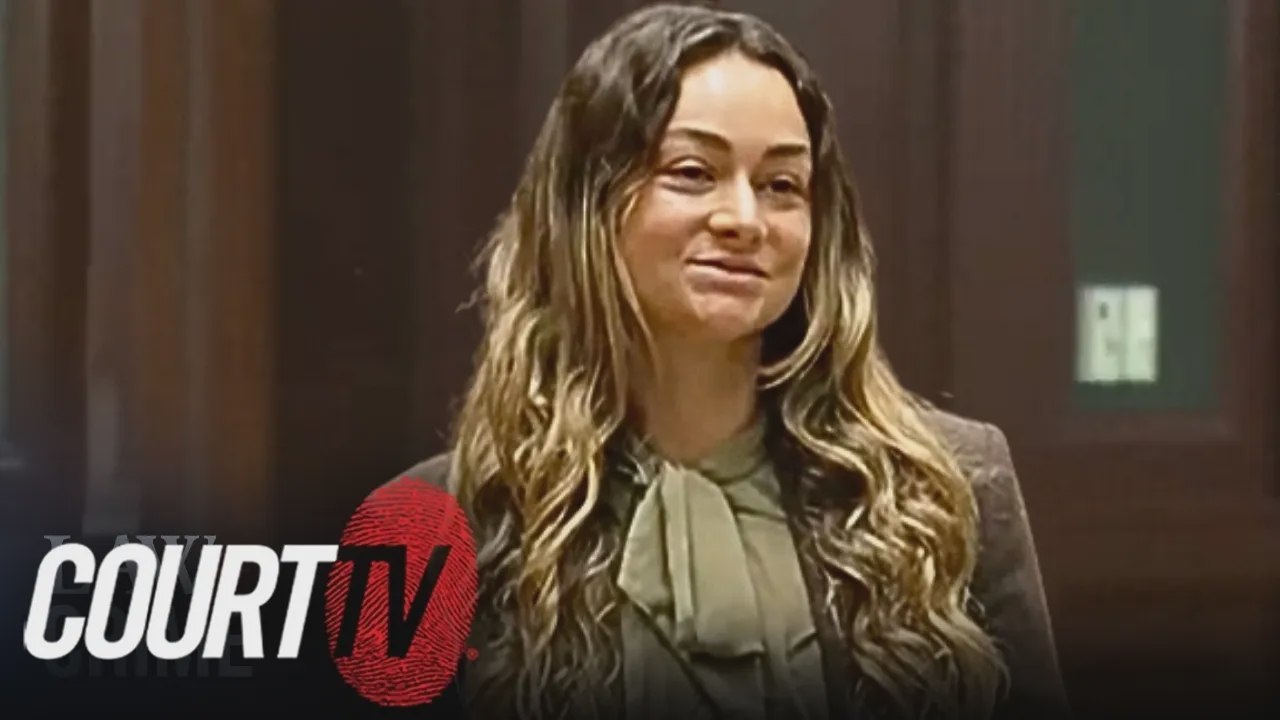 Influencer sonríe con sorna en la corte durante audiencia por complot de asesinato por encargo