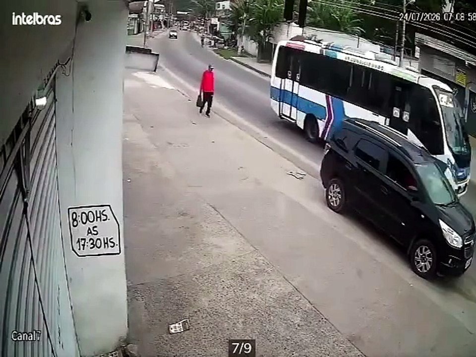 Nasceu de novo! Vídeo mostra homem escapando por centímetros de atropelamento em Guaratiba