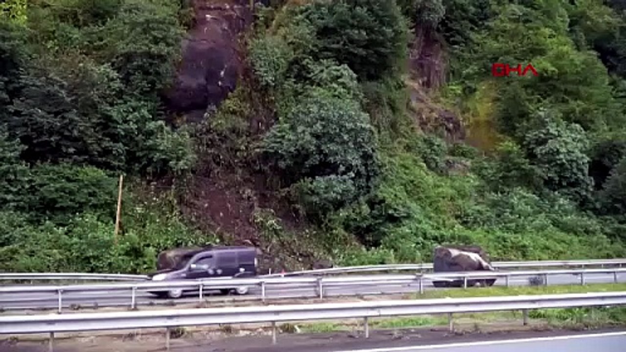 Sürücüler zor anlar yaşadı! Tonlarca ağırlıktaki kayalar yola düştü