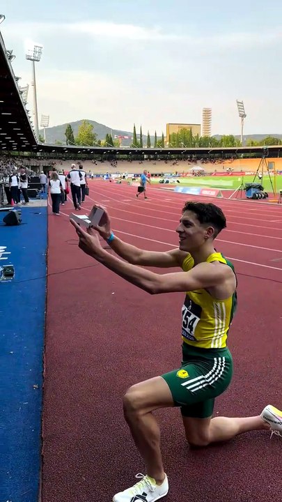 L'atleta taglia il traguardo e chiede alla fidanzata di sposarlo
