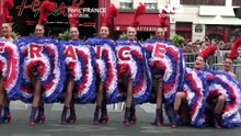 Tancerki Moulin Rouge witają finał Tour de France w Paryżu