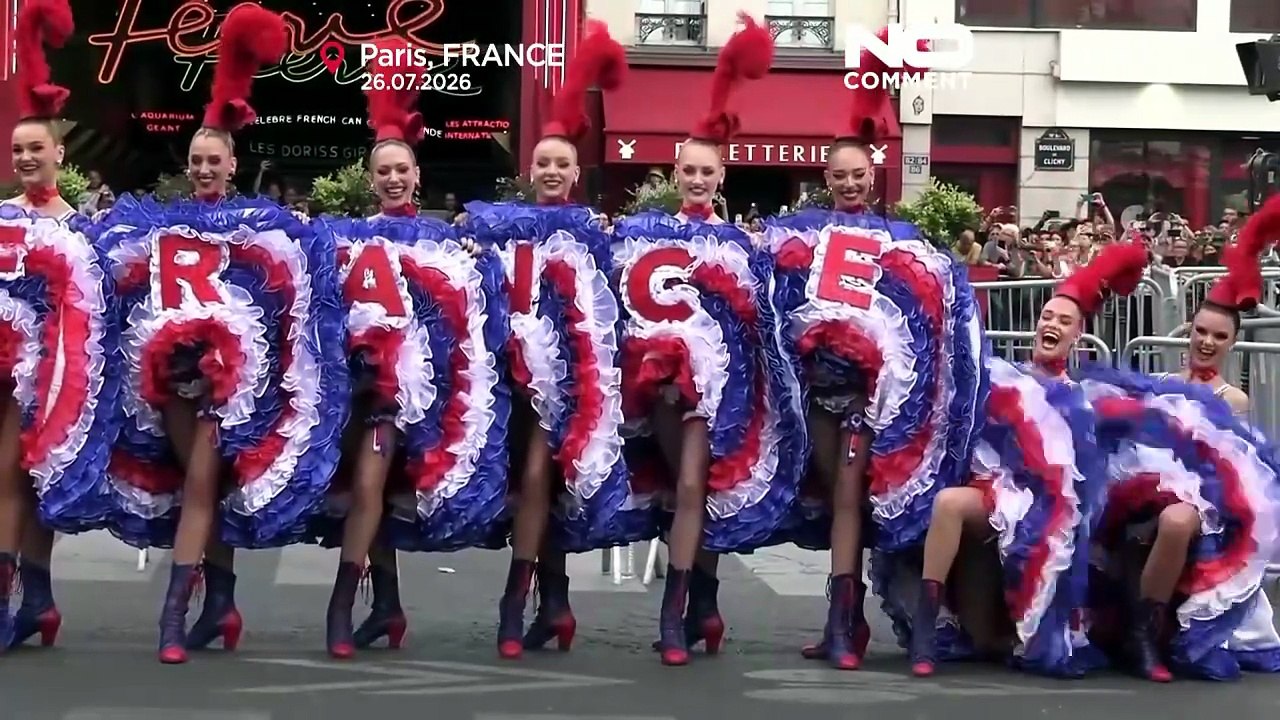 Moulin Rouge táncosai köszöntik a Tour de France záró szakaszát Párizsban
