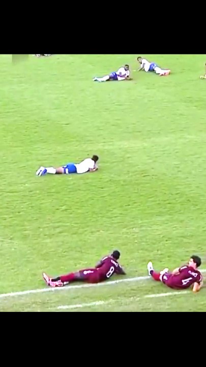 Invasione di api sul campo, arbitro e giocatori le combattono così: incredibile in Brasile!