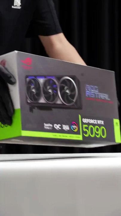 The ULTIMATE 8K ROG Gaming PC Build! 😱⚡ (RTX 5090 Astral & AMD 9950X3D2)