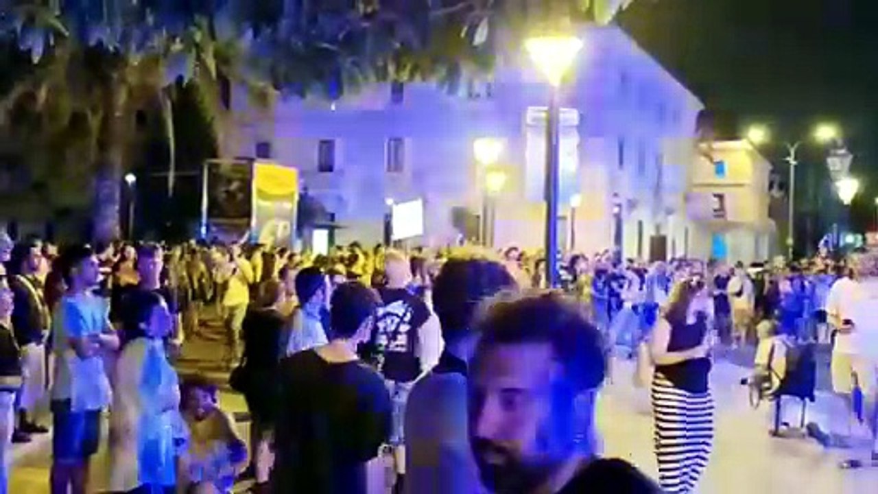Los manifestantes de Palma cantan el himno de Mallorca antes de las cargas policiales