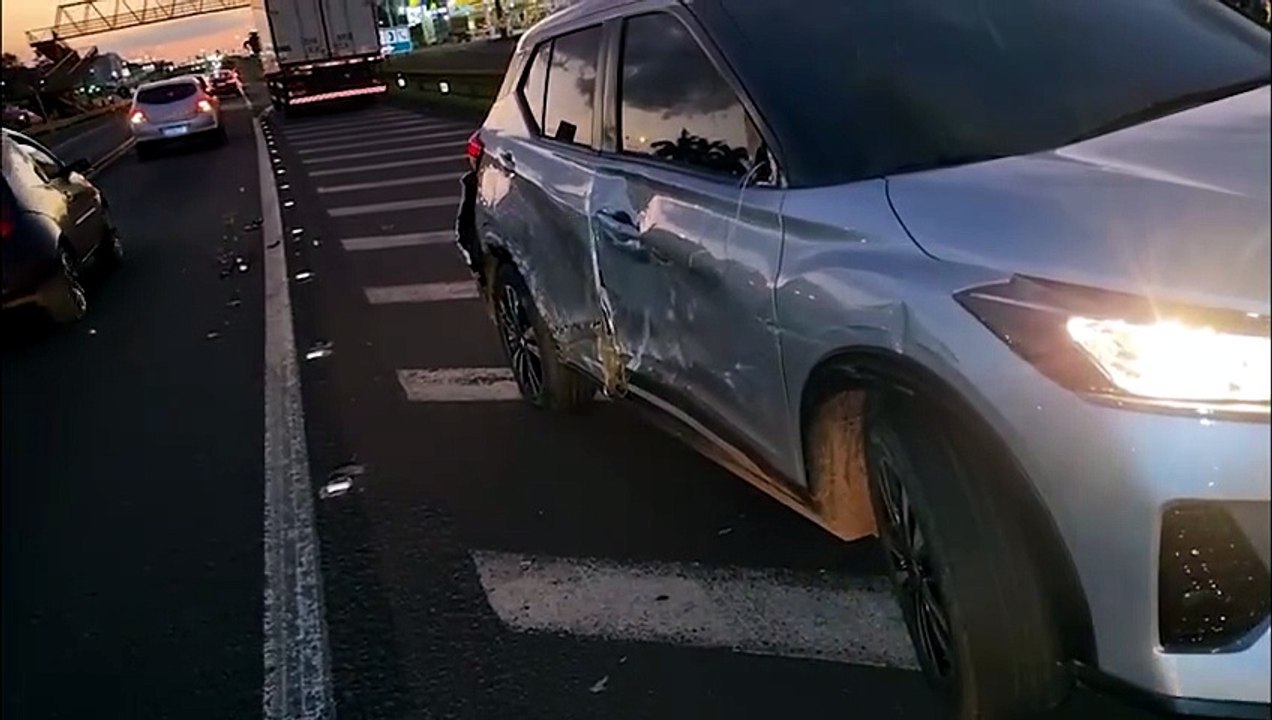 Caminhão e Kicks se envolvem em acidente de trânsito na BR-277, em Cascavel