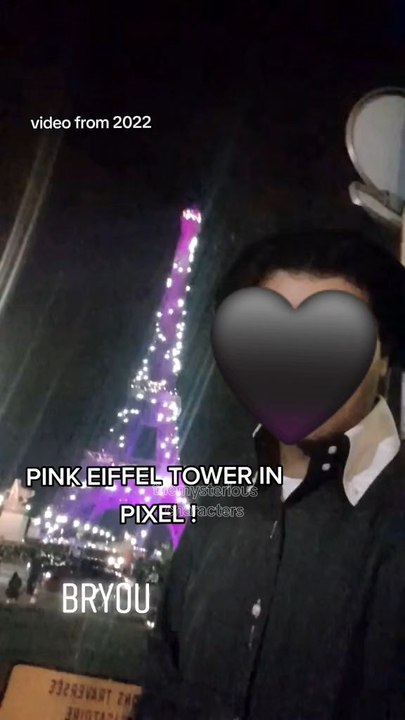 PINK EIFFEL TOWER IN PIXEL ART