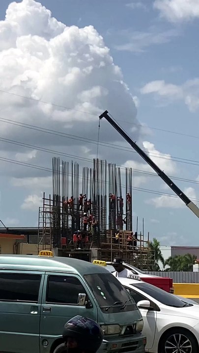 Haitianos Trabajan en el Puente de el Nueve