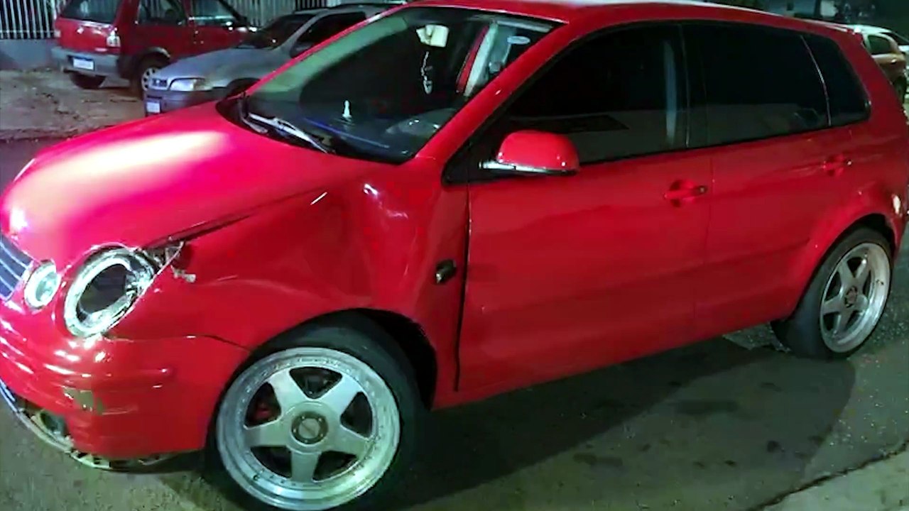 Colisão entre moto e Polo deixa vítima na Rua Medianeira