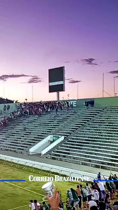 Momento em que integrantes da torcida começaram a tentar invadir o espaço da torcida adversária