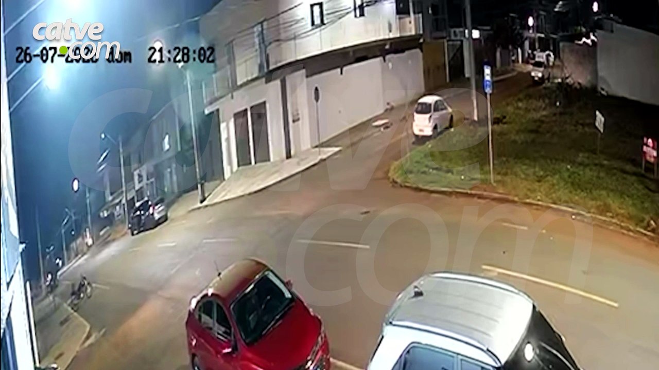 Câmera registra acidente que deixou idosa ferida em Cascavel