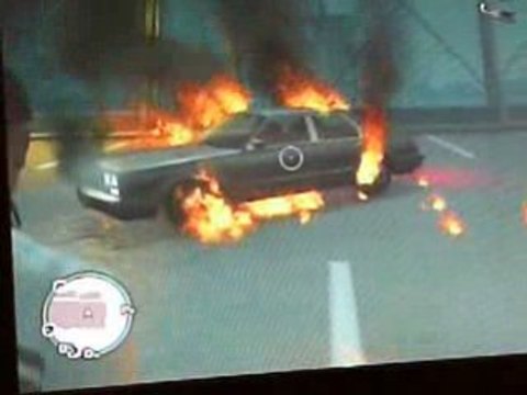 gta 4 - Niko brule une voiture