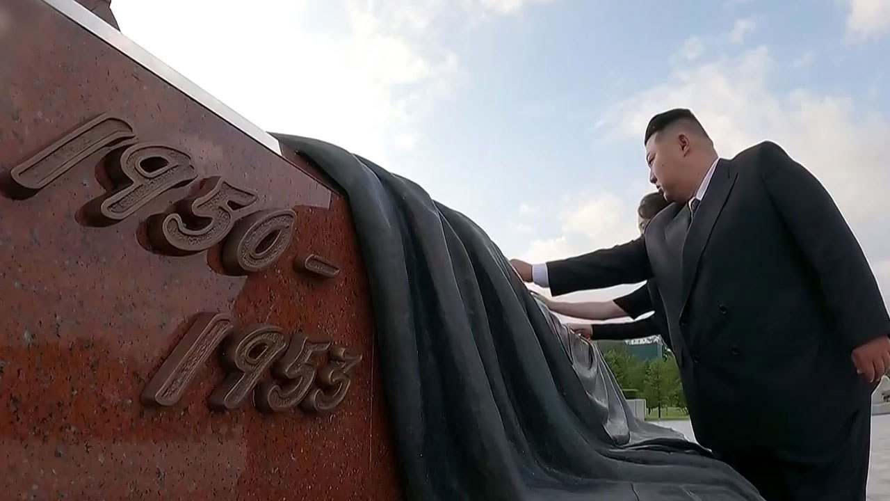 김정은 '전승절' 맞아 참전열사묘 참배..."위대한 승리" / YTN