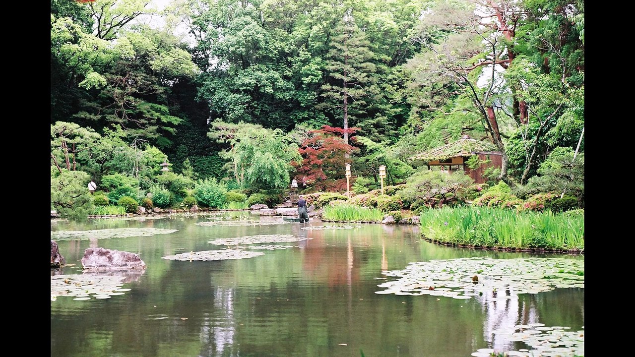 Heian Jingu Shrine: The East Shin'en Garden features elegant wooden structures such as the Taiheikaku