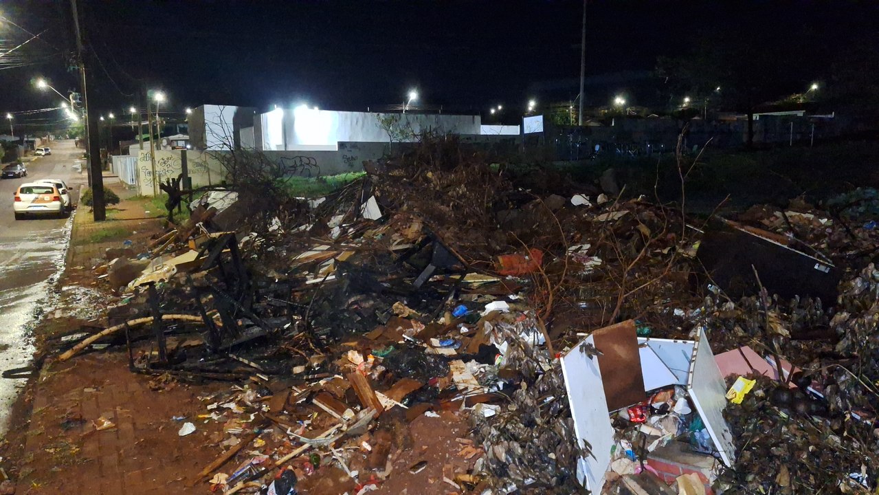 Incêndio em terreno mobiliza bombeiros no Bairro Interlagos