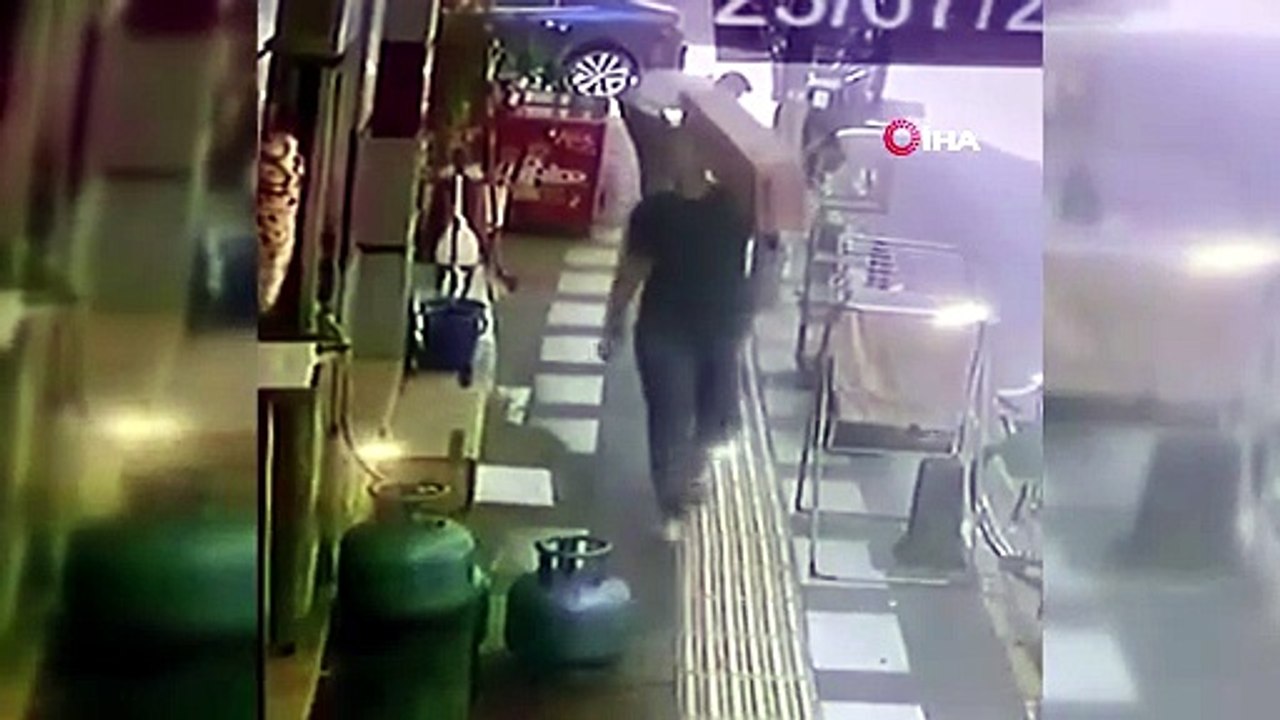 Akılalmaz hırsızlık... Esnafı oyalayıp iş yerinin önündeki papağanını çaldılar