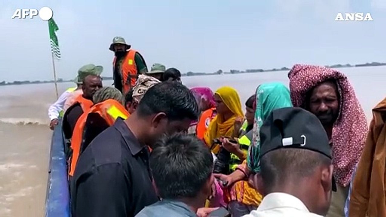 Alluvione in Pakistan, case sommerse e residenti evacuati