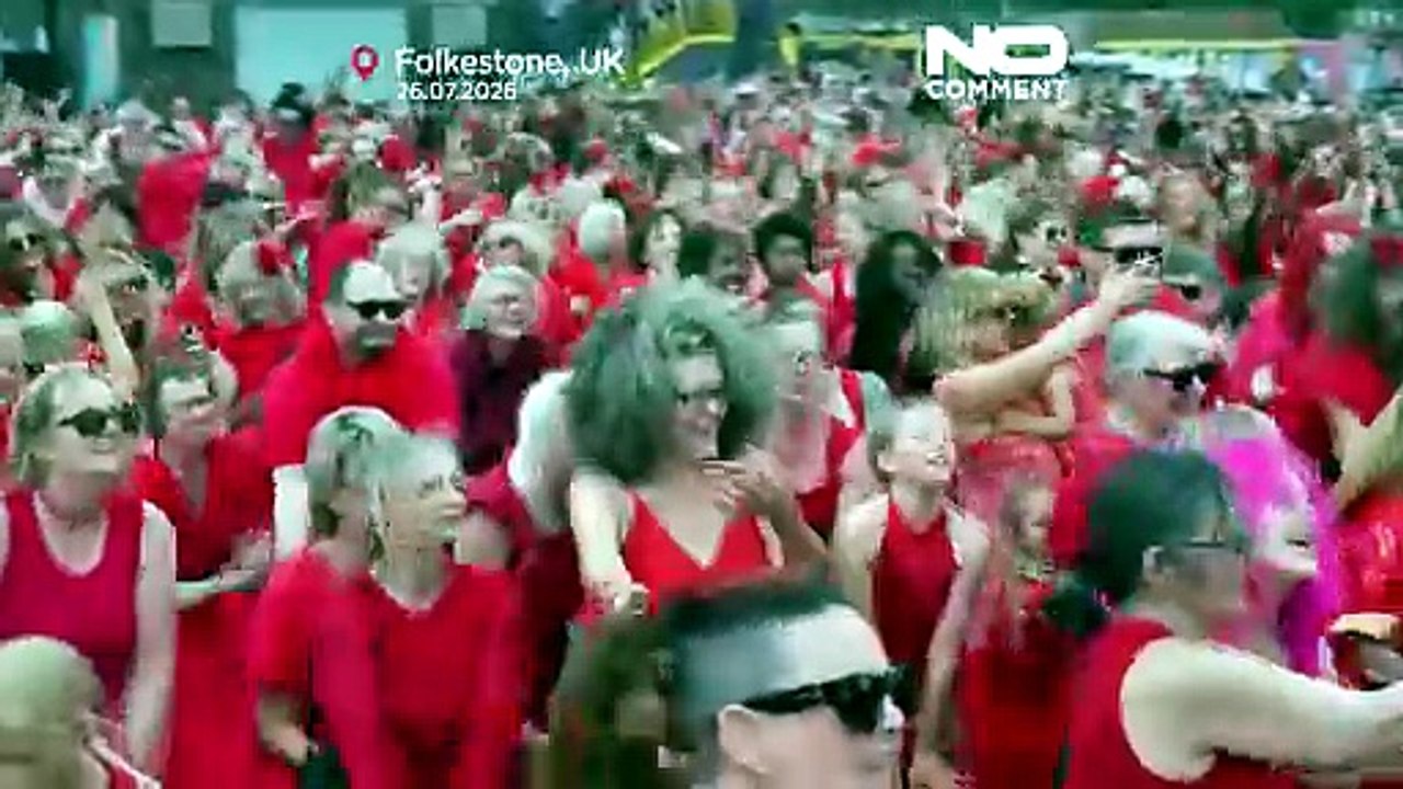 Cientos de personas vestidas de rojo recrean el baile de 'Cumbres Borrascosas' de Kate Bush