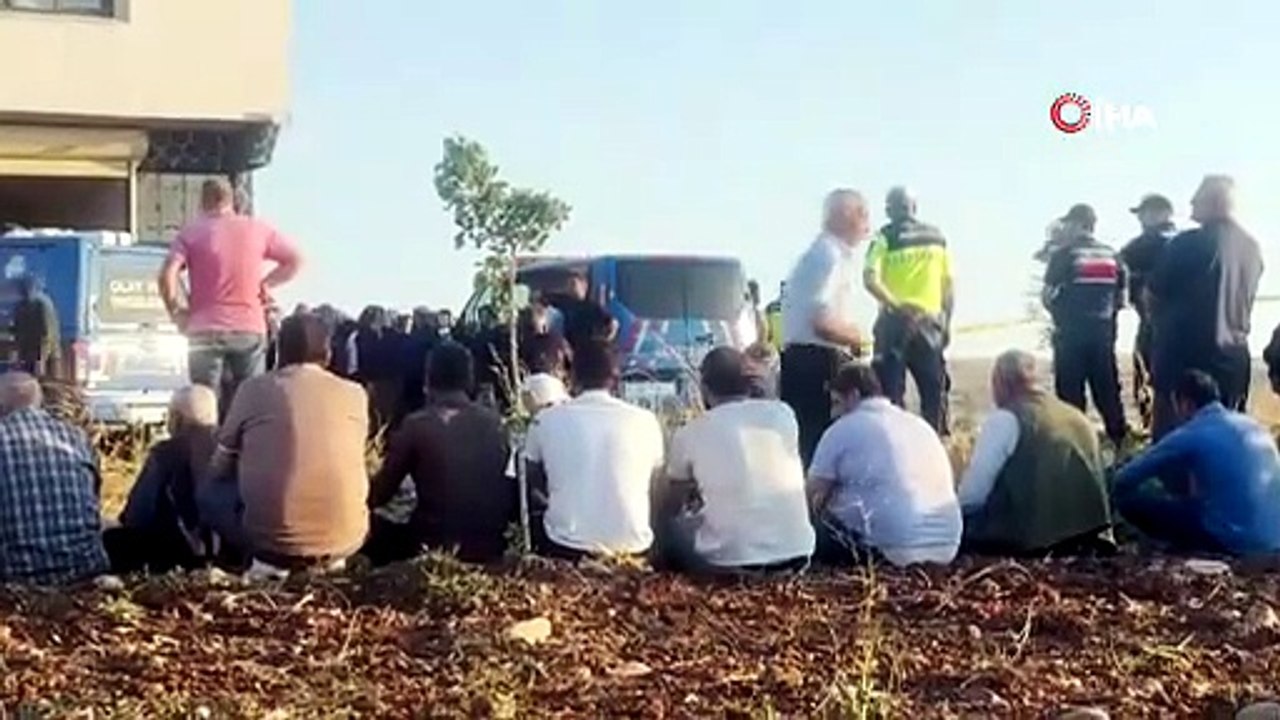 Otomobil evin önünde oturanların arasına daldı: 1 ölü, 5 yaralı!