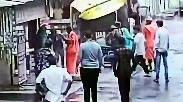 हाथी को गुड़ खिलाना पड़ा भारी, ऑटोचालक को गजराज ने उठाकर पटका