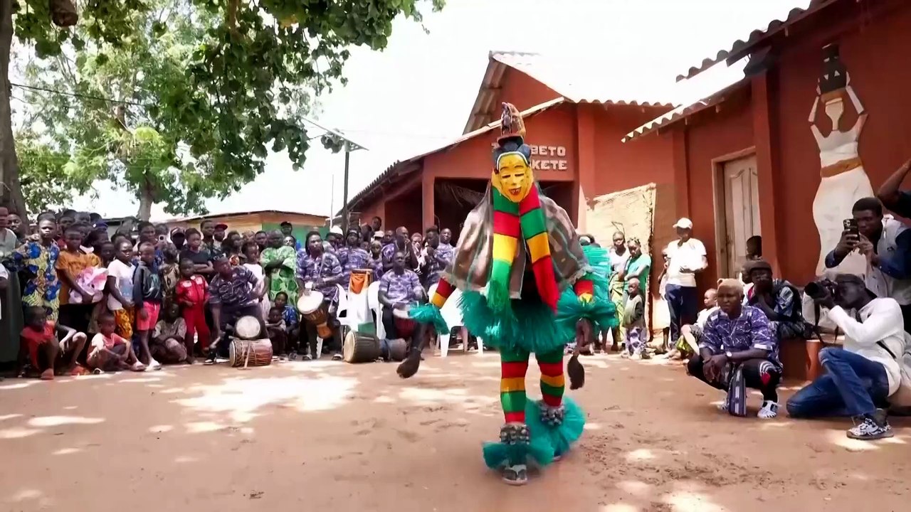 Benin'deki festivalde maskeli göstericiler Porto-Novo sokaklarını doldurdu
