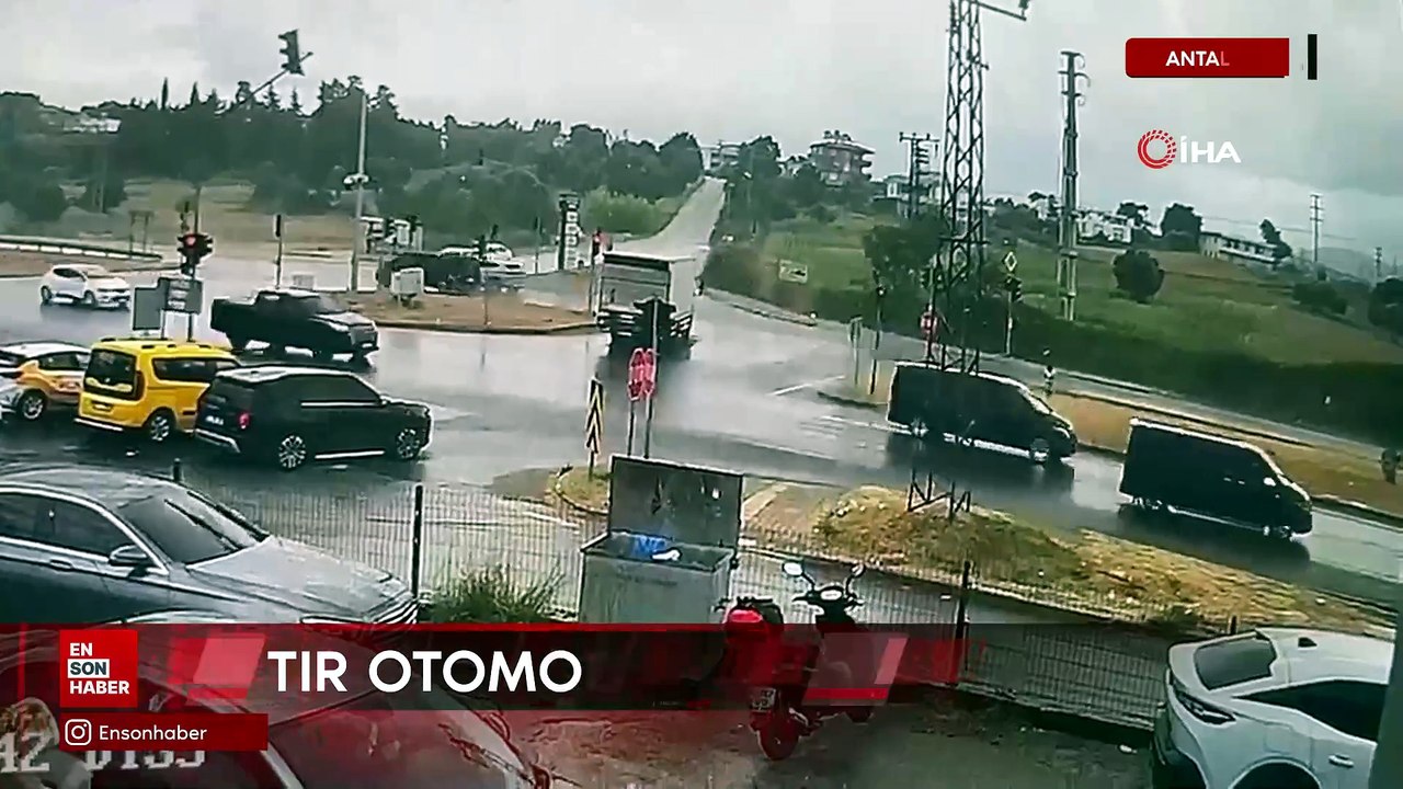 Antalya'da tır kırmızı ışıkta yavaşlayan otomobile çarptı